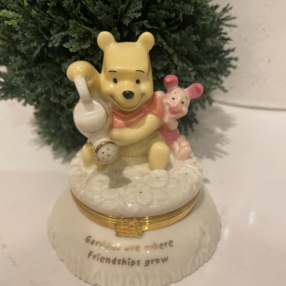 Lenox Winnie the Pooh Treasures Base with Cream Finish